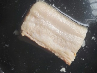 3、回锅肉,等沸腾出沫