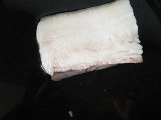 4、回锅肉,去掉浮沫加入黄酒去腥，再煮八分钟左右