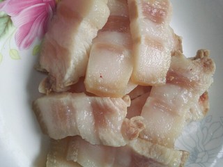 5、回锅肉,将肉切片