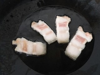 6、回锅肉,锅内放油烧热，将肉放进锅内煎