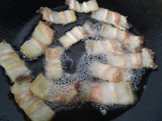 7、回锅肉,等五花肉煎的两面金黄即可