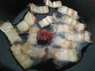 8、回锅肉,加入郫县豆瓣酱