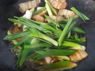 10、回锅肉,炒一会之后加入大蒜叶一同翻炒