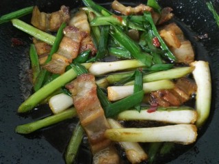 11、回锅肉,加适量盐、生抽调味即可出锅