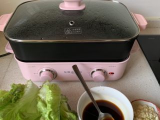 7、蚝油生菜,料理锅中烧水