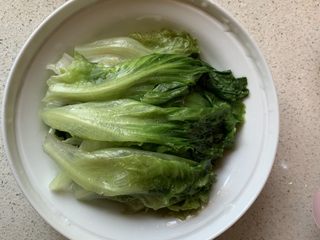 9、蚝油生菜,捞出过凉水，装盘。