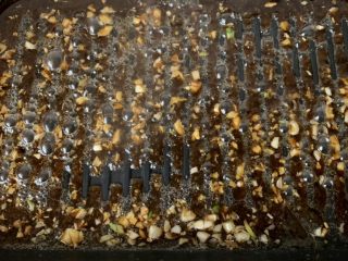 11、蚝油生菜,倒入酱汁，稍微收一下汁