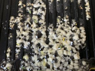 10、蚝油生菜,倒少许油把蒜泥爆香