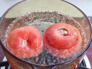 1、番茄肥牛,番茄洗净后在顶部划十字，放进沸水中烫煮20秒左右捞出冲凉水。