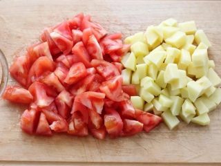 2、番茄肥牛,将番茄和土豆去皮后分别切成小块备用。