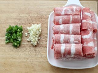 3、番茄肥牛,切葱花和蒜末，准备肥牛片。