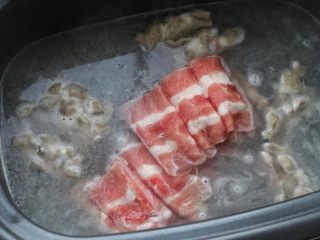 4、番茄肥牛,锅中添水煮沸淋入一勺料酒，下入肥牛片焯烫变色立刻捞出。