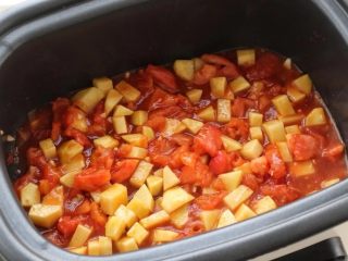 6、番茄肥牛,接着下入土豆块翻炒均匀，调入生抽、蚝油和番茄酱翻炒均匀。