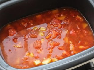 7、番茄肥牛,添入适量清水大火煮沸，改小火炖煮15分钟至土豆软熟。