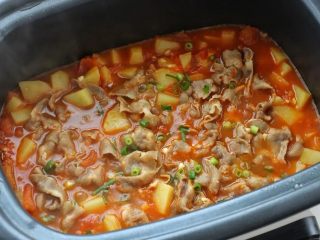 8、番茄肥牛,放入焯烫好的肥牛片再继续煮两分钟，按照个人口味调入盐和黑胡椒粉，撒葱花出锅即可。