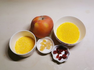2、苹果小米粥,所需食材准备好