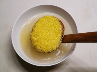 3、苹果小米粥,小米清洗干净  用清水浸泡