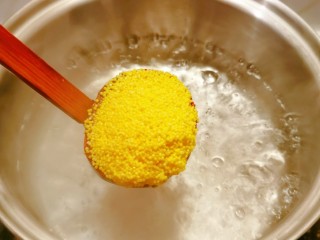 6、苹果小米粥,汤锅水烧开  放入浸泡好的小米