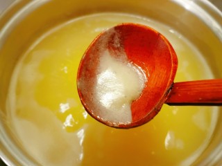 8、苹果小米粥,期间注意观察  勤于搅拌 以免糊锅底 撇去浮末