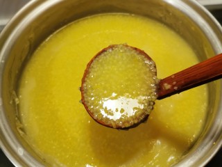 10、苹果小米粥,小米粥已经浓稠