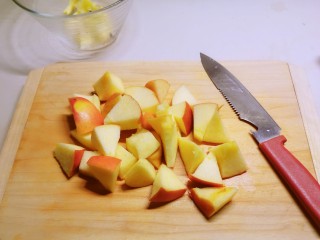 11、苹果小米粥,苹果切块