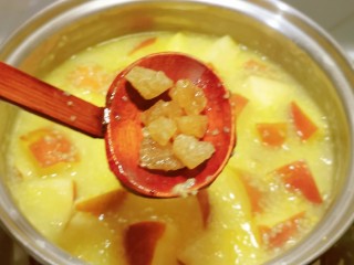 13、苹果小米粥,放入冰糖