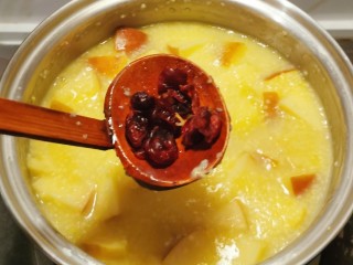 15、苹果小米粥,放入水果干 搅拌关火