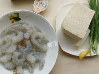 1、虾仁豆腐,备好所需食材。