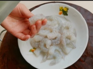 4、虾仁豆腐,在虾仁的背部轻轻划开,去除虾线,然后冲洗干净。