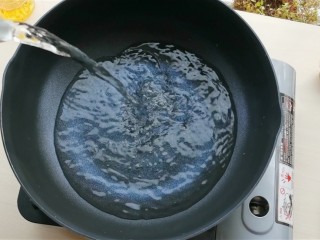 5、虾仁豆腐,锅里加入清水烧开。