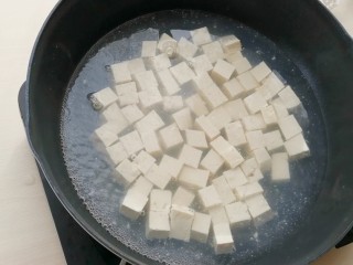 6、虾仁豆腐,放入切好的豆腐焯水,焯水能使豆腐更加嫩滑,也可去掉豆腐的豆腥味。