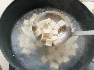 7、虾仁豆腐,捞出控水备用。