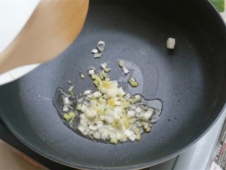 9、虾仁豆腐,炒锅放油,放入切好的葱姜碎炒香。