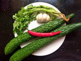 1、＃绿色美食＃开胃菜凉拌黄瓜,准备好食材：黄瓜，辣椒，蒜，小香菜。