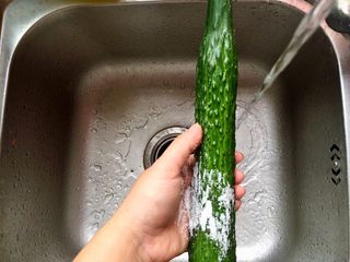 2、＃绿色美食＃开胃菜凉拌黄瓜,黄瓜用少许盐，搓洗干净。