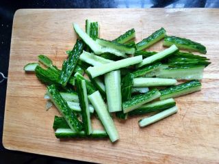 4、＃绿色美食＃开胃菜凉拌黄瓜,切成小段。