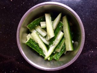 5、＃绿色美食＃开胃菜凉拌黄瓜,切好放盆子里。