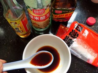 7、＃绿色美食＃开胃菜凉拌黄瓜,调酱汁：生抽2勺，醋1勺，白糖1勺，盐少许，香油1勺，调好拌匀。