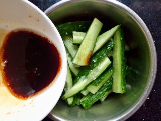 8、＃绿色美食＃开胃菜凉拌黄瓜,酱汁倒入黄瓜里。