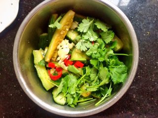 11、＃绿色美食＃开胃菜凉拌黄瓜,加入少许香菜。