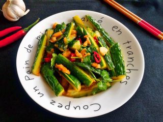 13、＃绿色美食＃开胃菜凉拌黄瓜,静置1小时左右再食用，黄瓜更入味，吃起来香脆爽口，是一道很不错的凉拌菜。