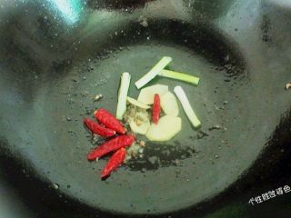 8、馋嘴猪肉粒,锅内放少许油，把葱段、姜片、干辣椒、花椒、麻椒爆香