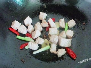 9、馋嘴猪肉粒,倒入炸好的肉粒翻炒