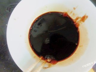 11、馋嘴猪肉粒,取一小碗，加入3勺耗油+3勺老抽+一勺白糖+一勺水调成汁