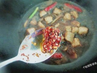 13、馋嘴猪肉粒,代汁收到二分之一的时候，加入一勺辣椒油