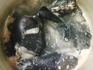 2、银耳元肉乌鸡汤,锅中放入料酒、乌鸡，大火烧开