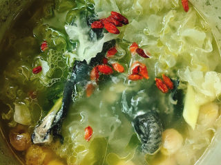 8、银耳元肉乌鸡汤,撒上枸杞