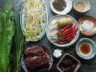 1、麻辣滑嫩的水煮牛肉,准备好材料