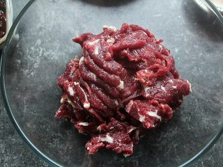 2、麻辣滑嫩的水煮牛肉,牛肉洗干净后，有筋膜的话把筋膜切出，然后把牛肉逆着纹路切成薄片；