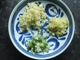 4、麻辣滑嫩的水煮牛肉,准备好葱末、姜末、蒜末，蒜末准备多点；